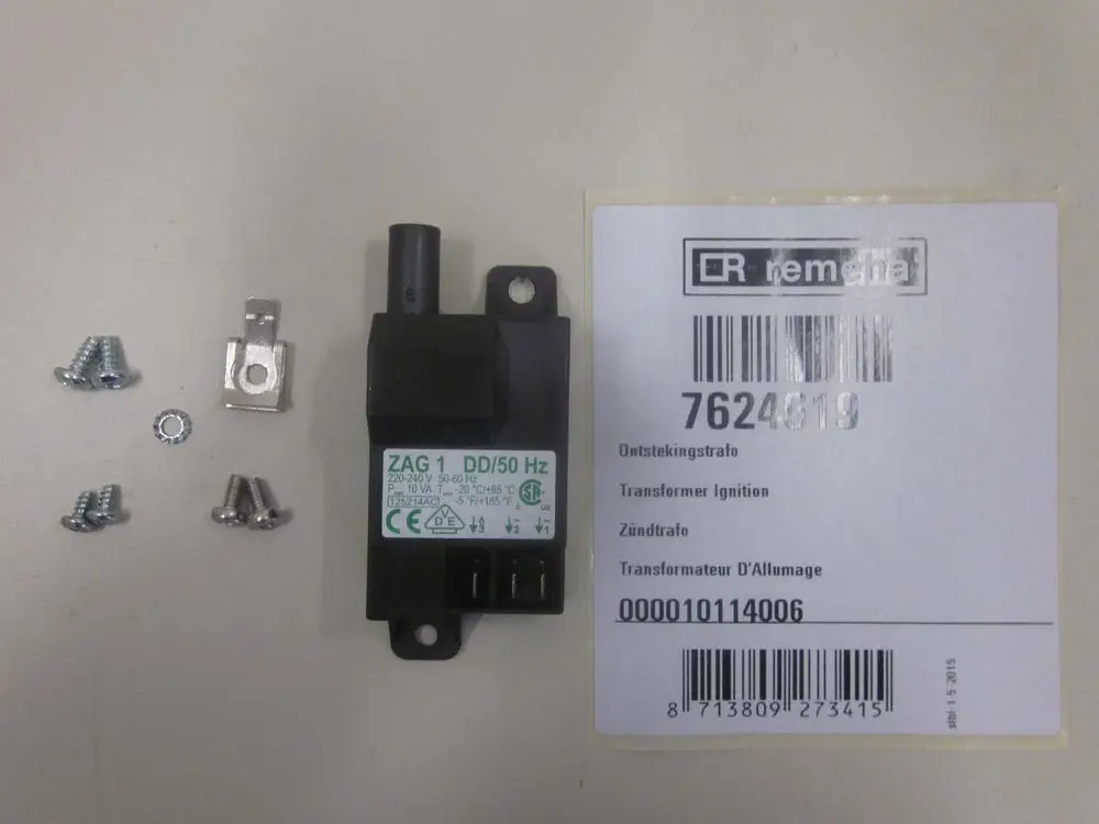 Zündtrafo von Remeha mit Schrauben und Verbindungselementen auf weißem Hintergrund. Sichtbares Typenschild und technische Informationen auf der Verpackung.